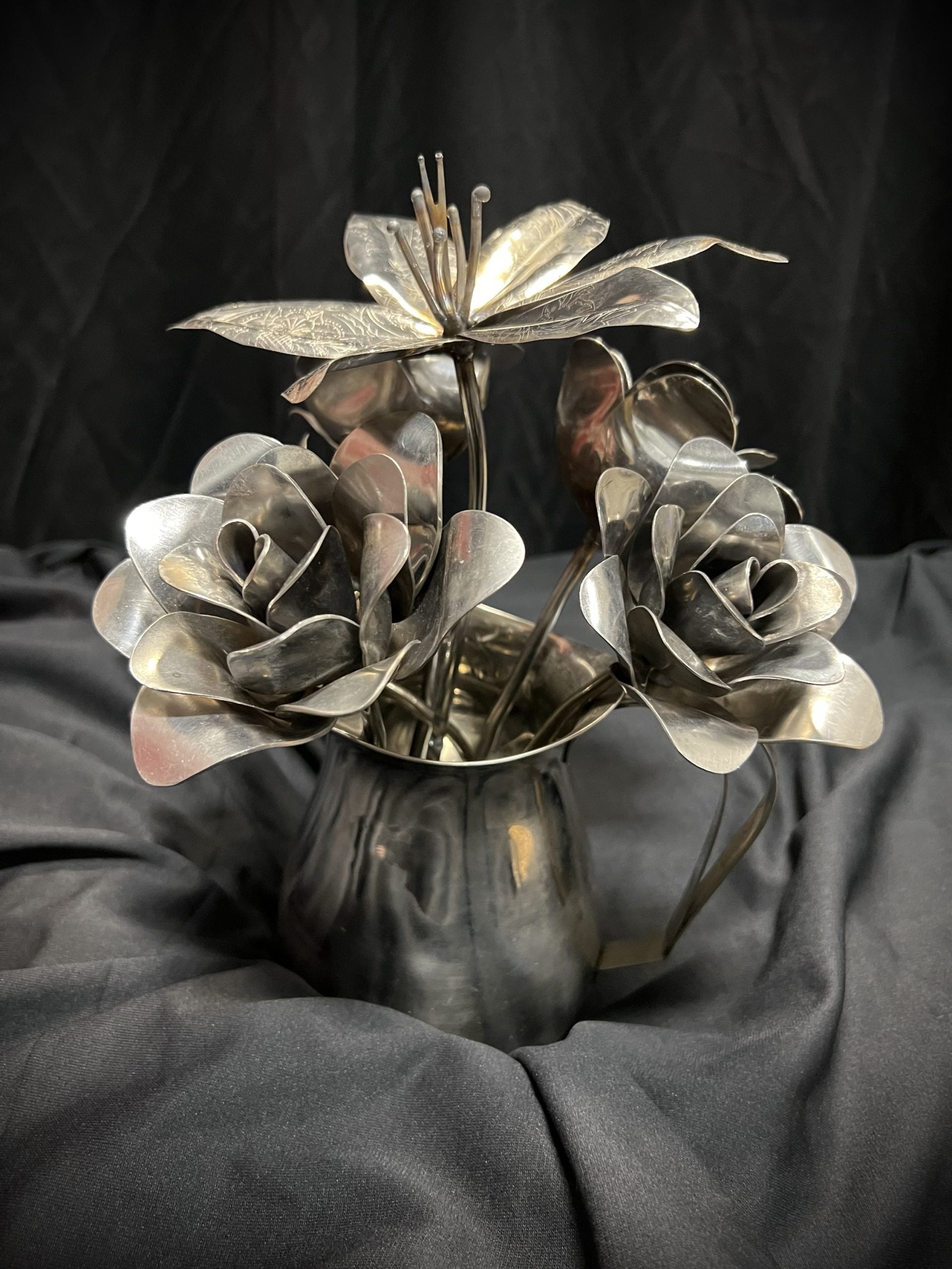 Flower, Bouquet, 4 Roses, 1 lily and a five pedal flower