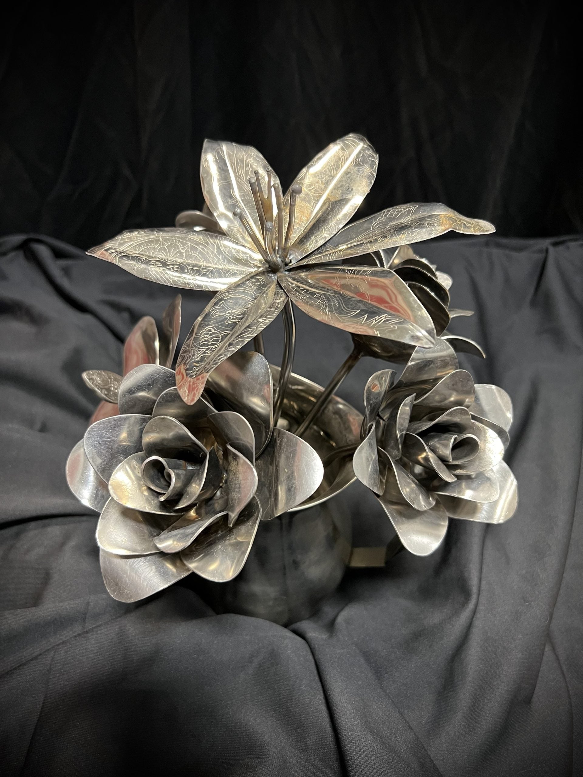 Flower, Bouquet, 4 Roses, 1 lily and a five pedal flower