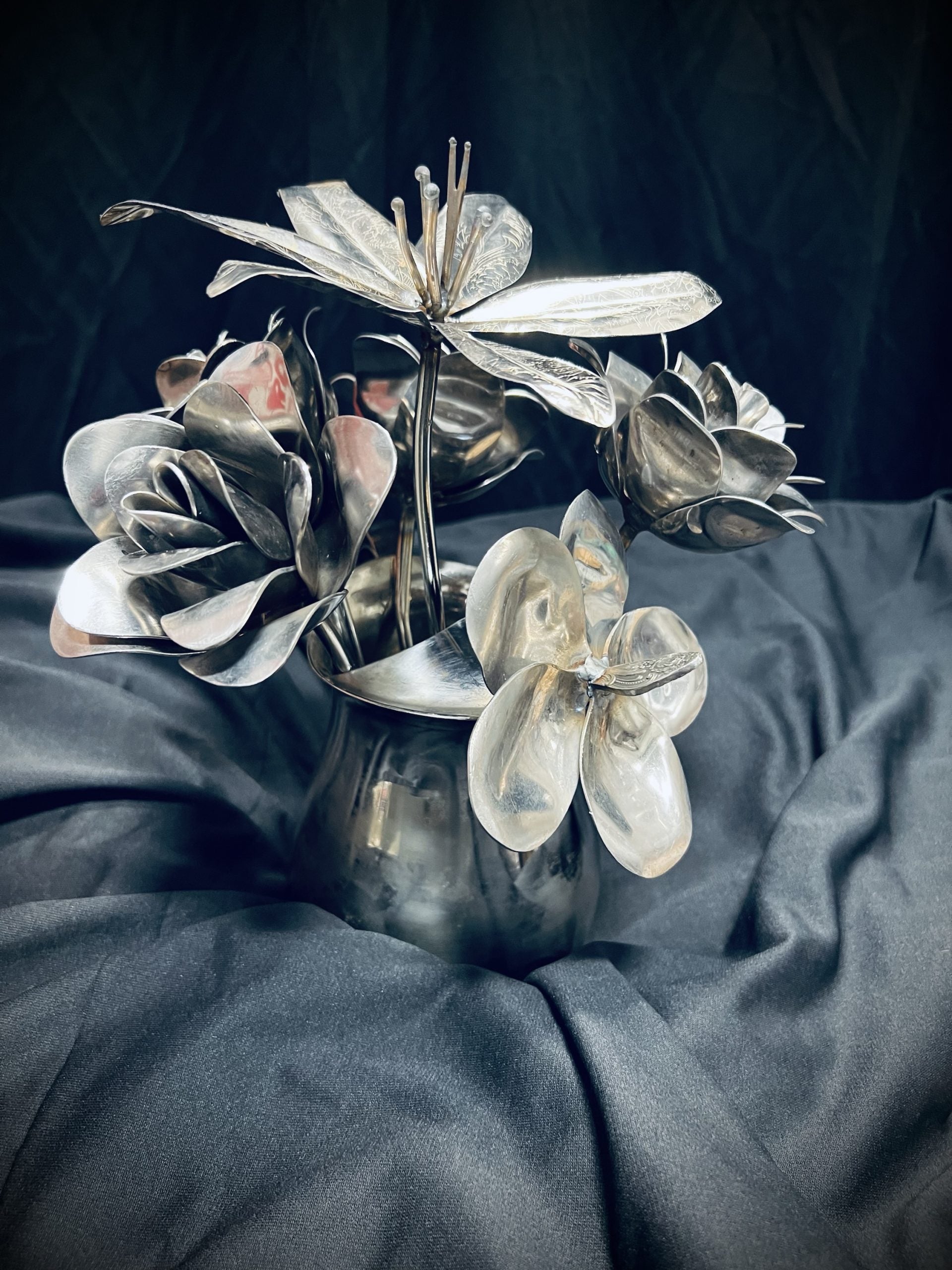 Flower, Bouquet, 4 Roses, 1 lily and a five pedal flower